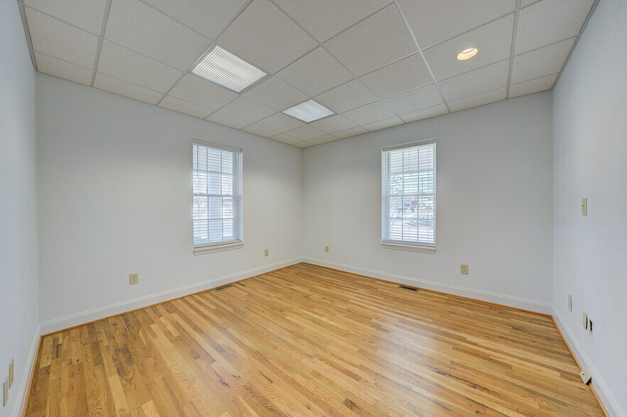 More Photos Of 2936 W Main St, Salem Office For Lease
