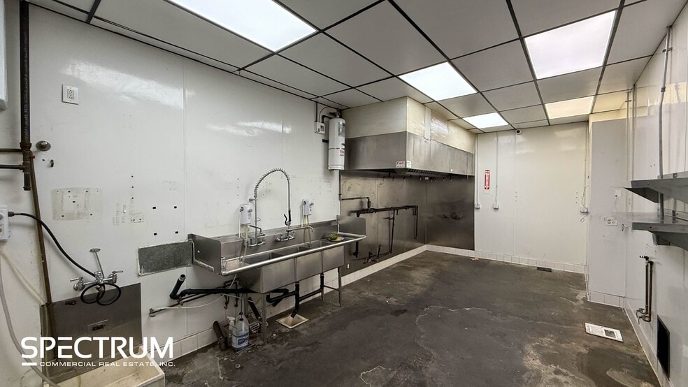 More Photos Of 18000 Ventura Blvd, Encino Restaurant For Lease