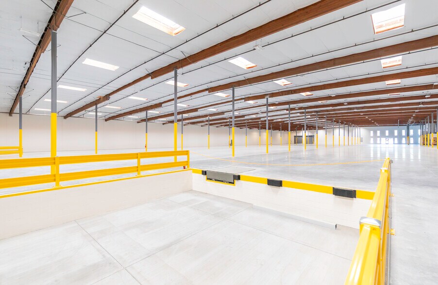 More Photos Of 12450 Foothill Blvd, Sylmar Warehouse For Lease