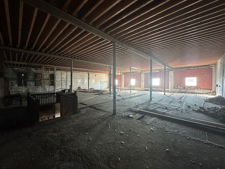 More Photos Of 512 E 47th St, Chicago Storefront Retail Office For Sale