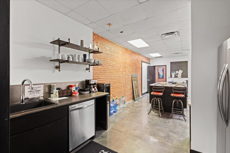 More Photos Of 501 N 3rd St, Longview Office For Sale