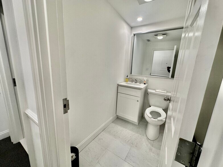 More Photos Of 1037 E Putnam Ave, Riverside Office For Lease