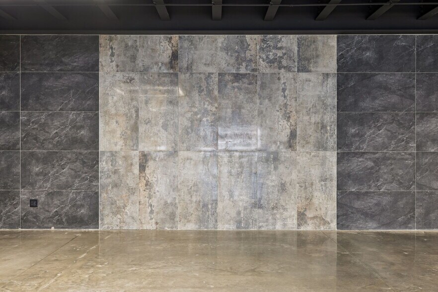 More Photos Of 702 Woodland St, Columbia Showroom For Sale