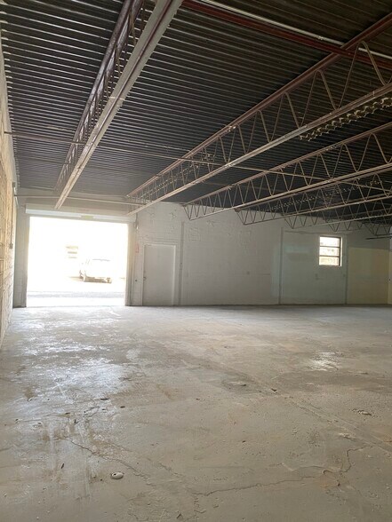 More Photos Of 64 Brook Ave, Deer Park Distribution For Lease