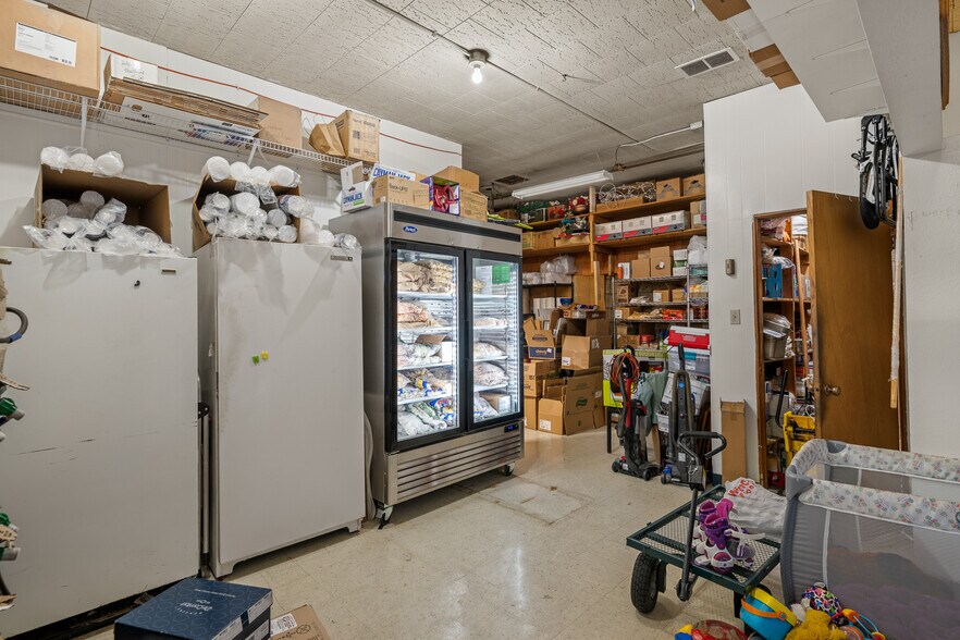 More Photos Of 412 Main St SW, Ronan Sports And Entertainment For Sale