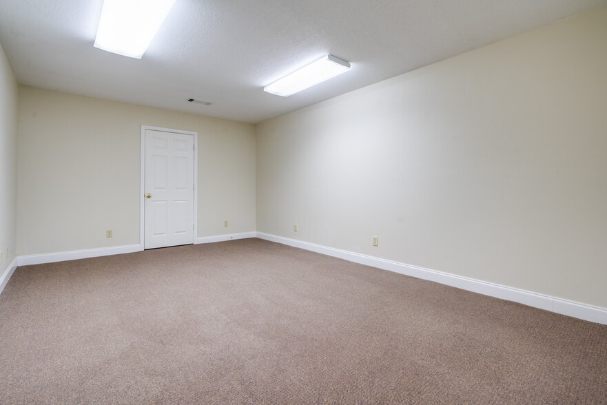 More Photos Of 6911 Cleveland Hwy, Clermont Office For Lease