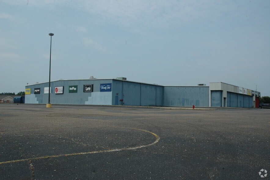 More Photos Of 700 Factory Outlet Dr, Arcadia Storefront For Lease