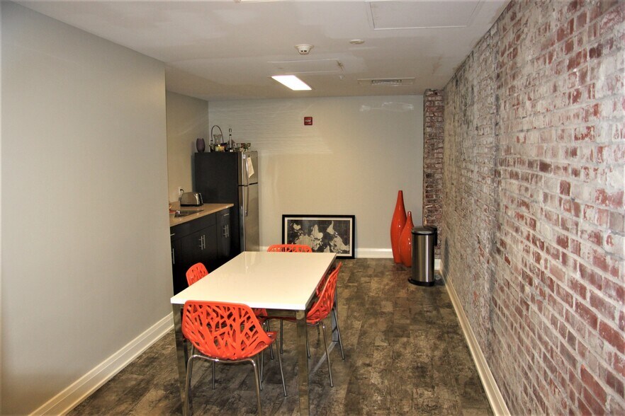 More Photos Of 118 E Main St, Louisville Office For Lease