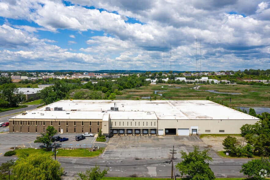 More Photos Of 1201 Valley Brook Ave, Lyndhurst Warehouse For Lease