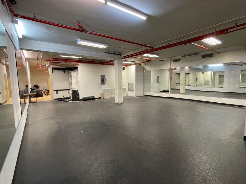 More Photos Of 250 E 49th St, New York Multifamily For Sale