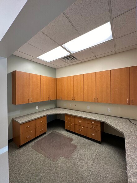 More Photos Of 441-463 S Landmark Ave, Bloomington Medical For Lease