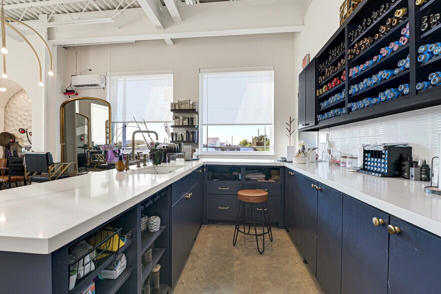 More Photos Of 1511 W 12th St, Houston Office For Sale