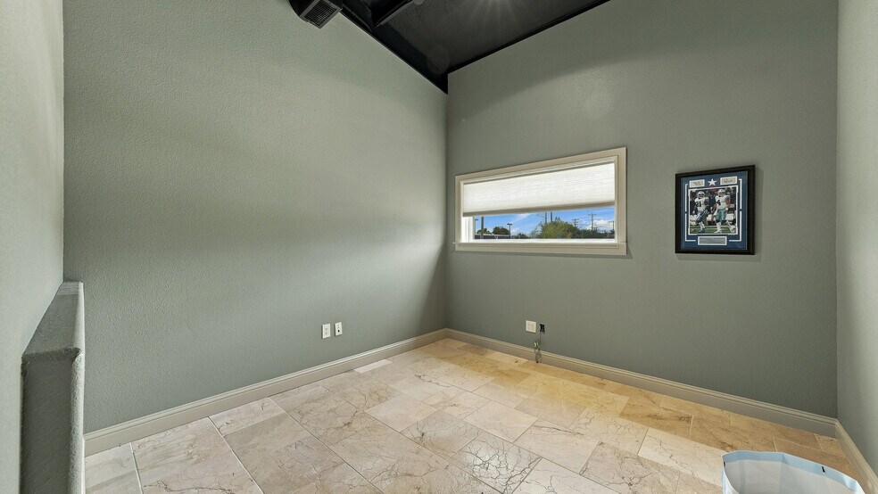 More Photos Of 207 Eastridge Rd, Granbury General Retail For Sale