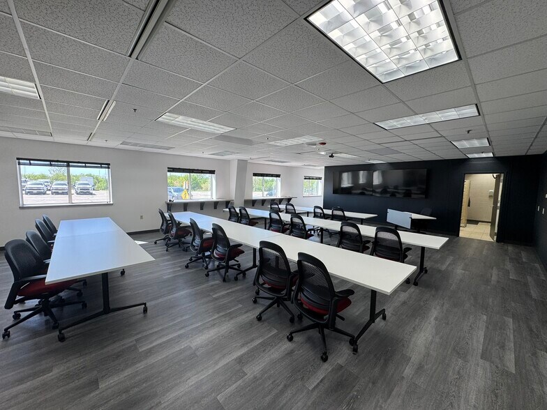 More Photos Of 585 Enterprise Dr, Neenah Manufacturing For Sale