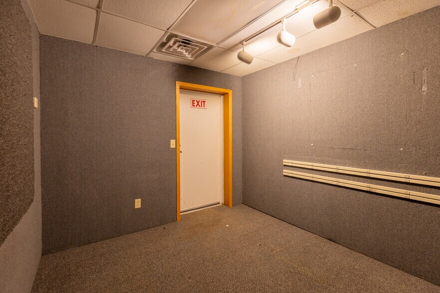 More Photos Of 4303 Memorial Hwy, Mandan Movie Radio TVStudio For Sale