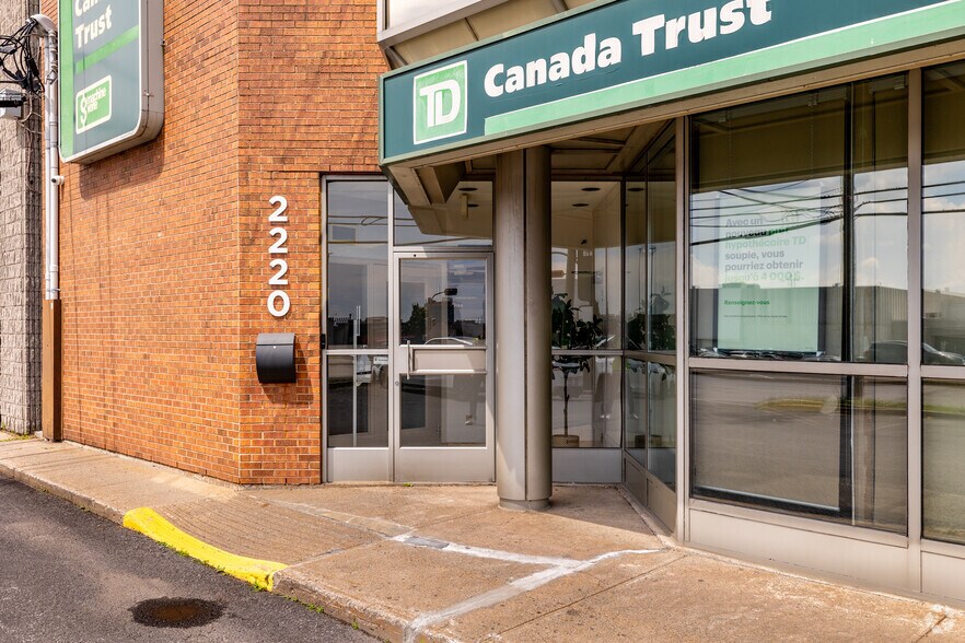 More Photos Of 2220 Boul Lapinière, Brossard Storefront Retail Office For Lease
