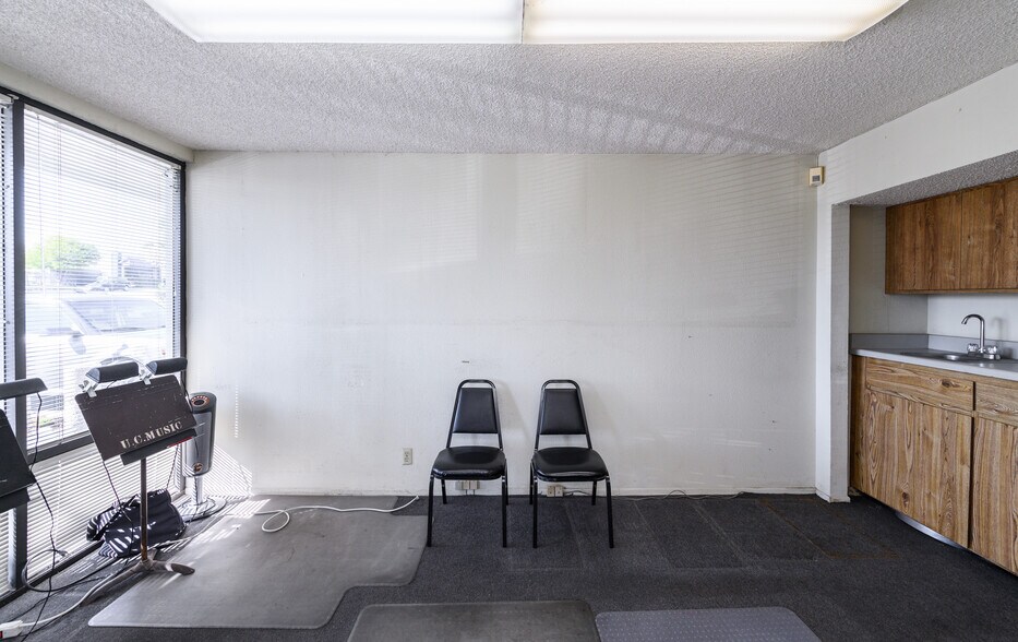 More Photos Of 711 W 17th St, Costa Mesa Light Manufacturing For Sale