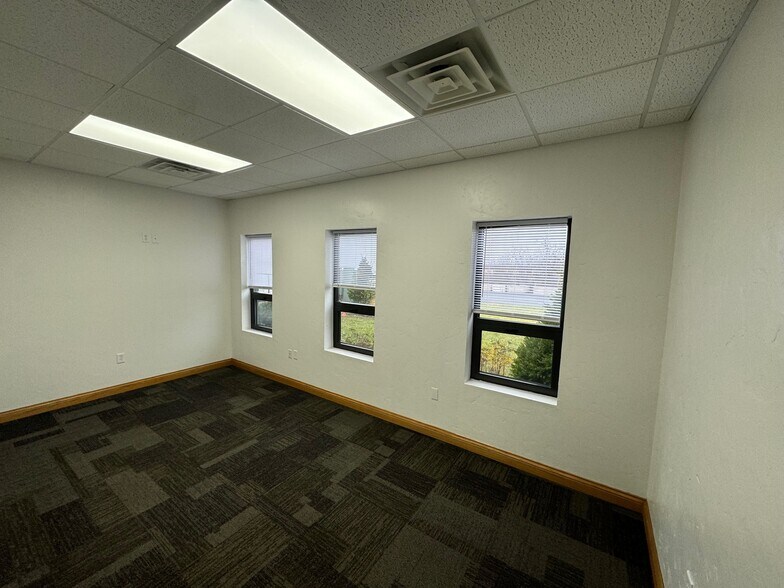 More Photos Of W241S4145 Pine Hollow Ct, Waukesha Warehouse For Lease