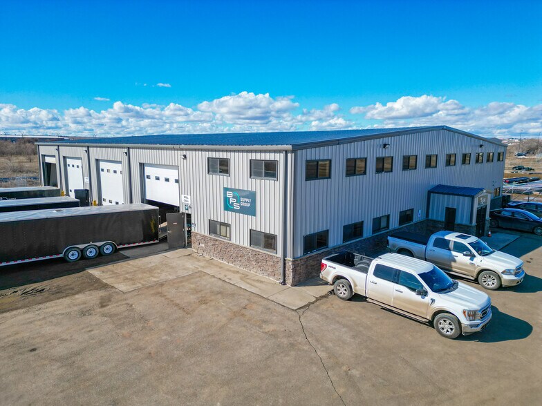 More Photos Of 509 Well St, Williston Warehouse For Lease