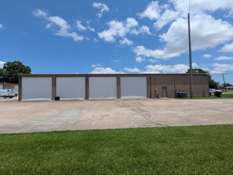 More Photos Of 2440 W Cardinal Dr, Beaumont Warehouse For Lease