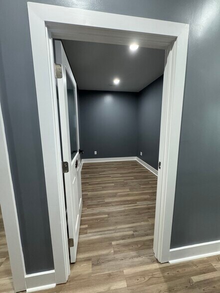 More Photos Of 301-304 Macy Dr, Roswell Medical For Lease