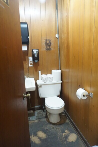 More Photos Of 3605 N Davis Hwy, Pensacola Warehouse For Sale