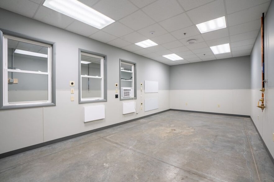 More Photos Of 900 W Indiana St, Evansville Distribution For Sale