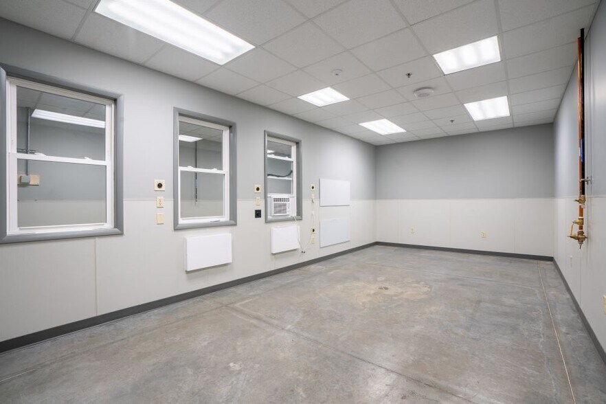 More Photos Of 900 W Indiana St, Evansville Distribution For Lease