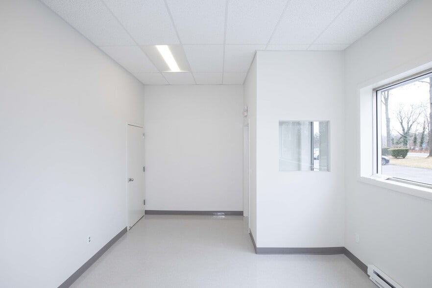 More Photos Of 24 Cain Dr, Brentwood Warehouse For Lease