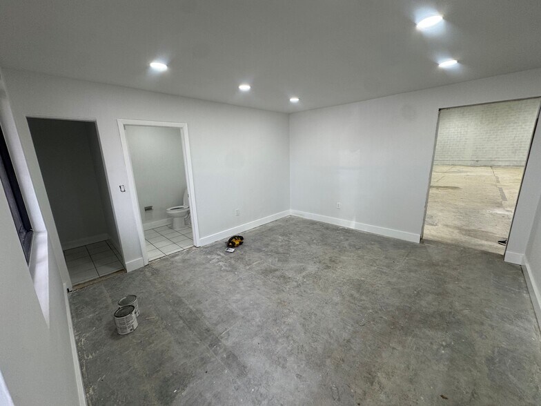 More Photos Of 7911-7951 W 26th Ave, Hialeah Warehouse For Lease