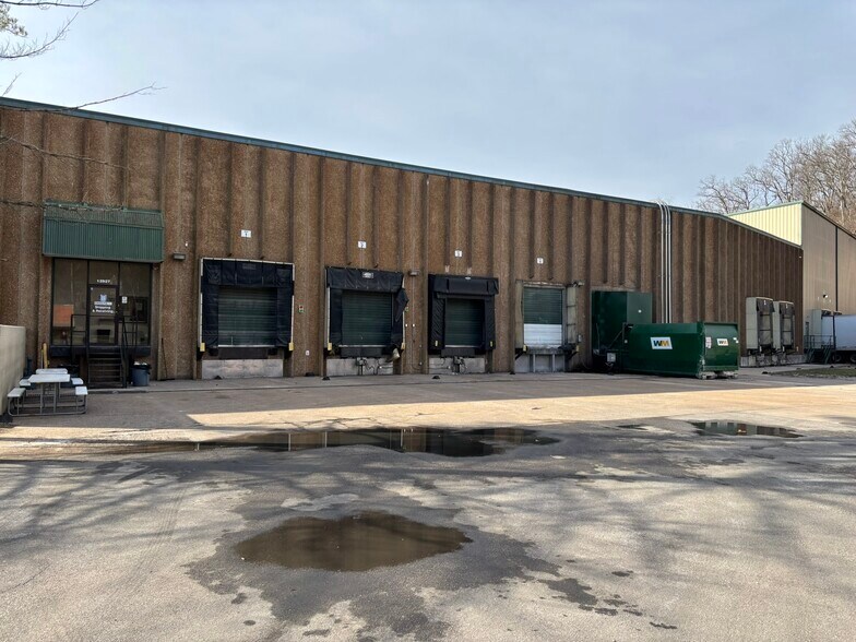 More Photos Of 12927 Gravois Rd, Sunset Hills Warehouse For Sale