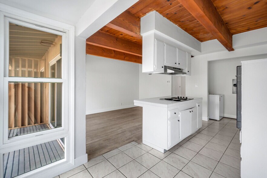 More Photos Of 125 E Buckthorn St, Inglewood Apartments For Sale