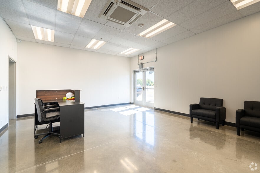 More Photos Of 12900 W Airport Blvd, Sugar Land Distribution For Lease