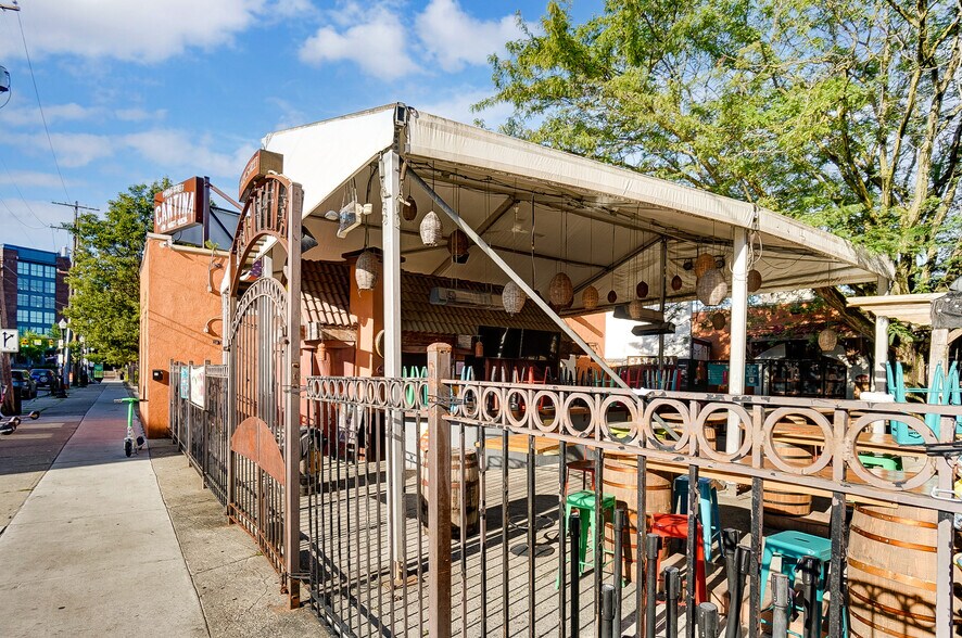 More Photos Of 491 Park St, Columbus Bar For Lease