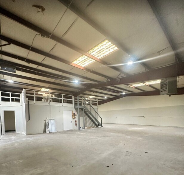 More Photos Of 2701-2749 S Great Southwest Pky, Grand Prairie Flex For Lease