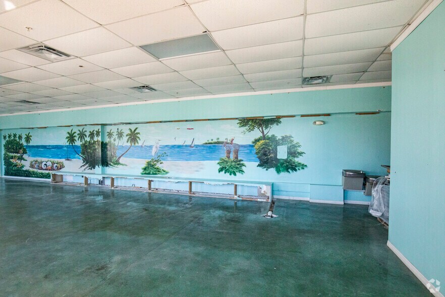More Photos Of 111 104th Ave, Treasure Island Supermarket For Lease