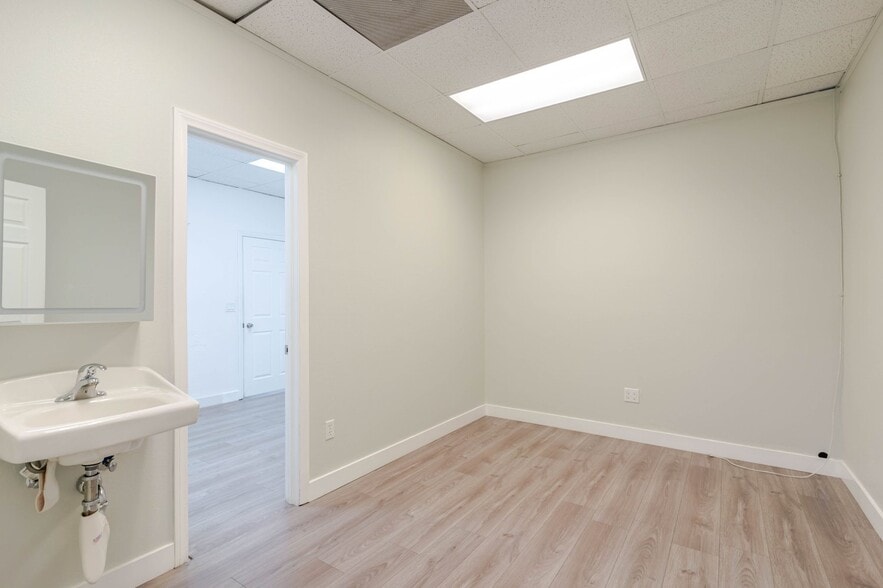 More Photos Of 516 W Lancaster Blvd, Lancaster Storefront For Lease