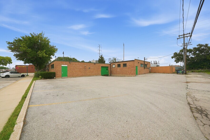 More Photos Of 800 E 31st St, La Grange Park General Retail For Sale