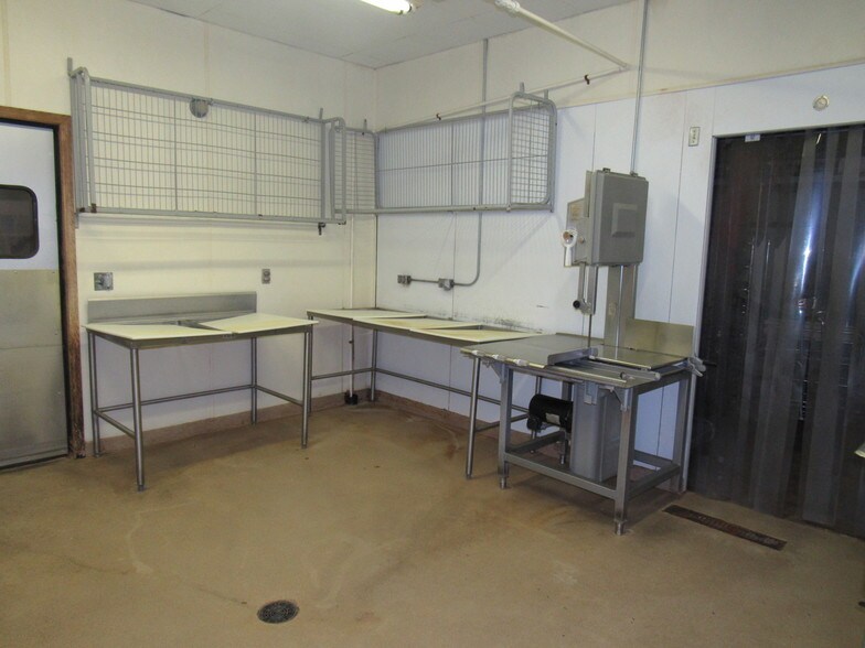 More Photos Of 275 Laing St, Redgranite Supermarket For Lease