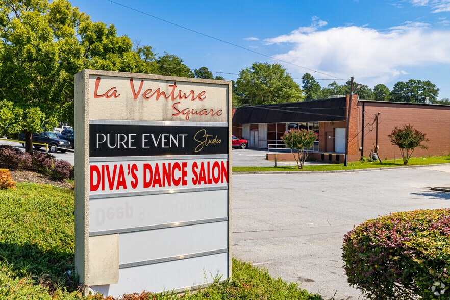 More Photos Of 3292 Laventure Dr, Atlanta Freestanding For Sale