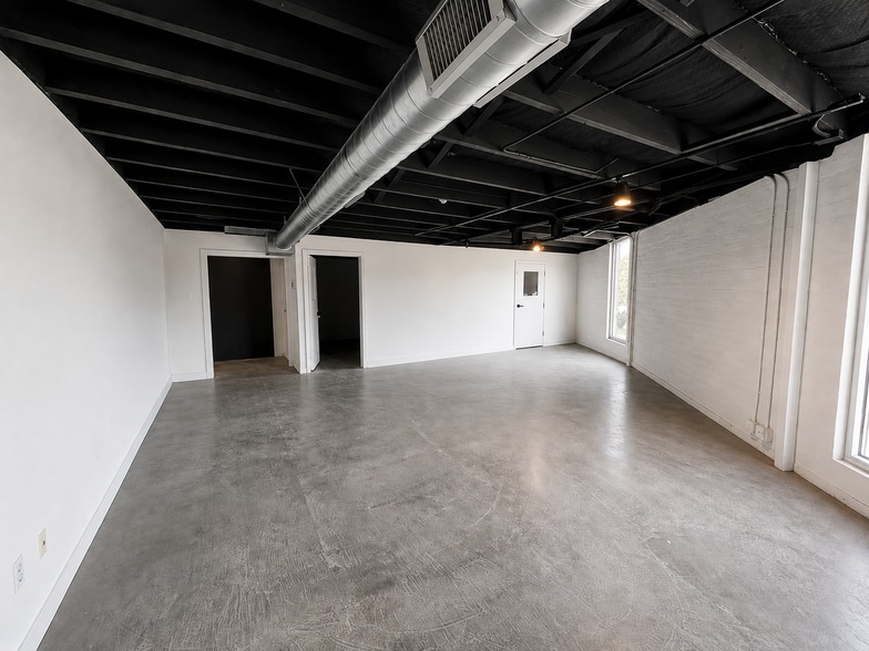 More Photos Of 915 Dallas St, San Antonio Flex For Lease