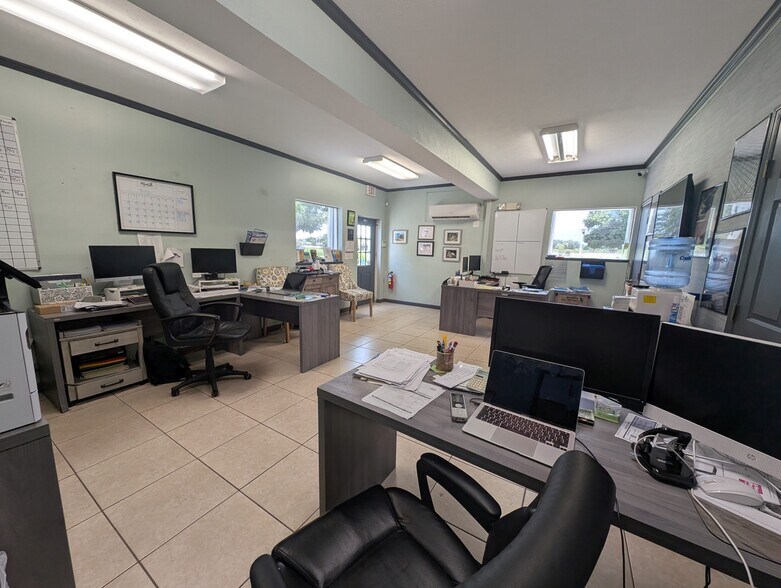 More Photos Of 861 SW Lakehurst Dr, Port Saint Lucie Distribution For Sale