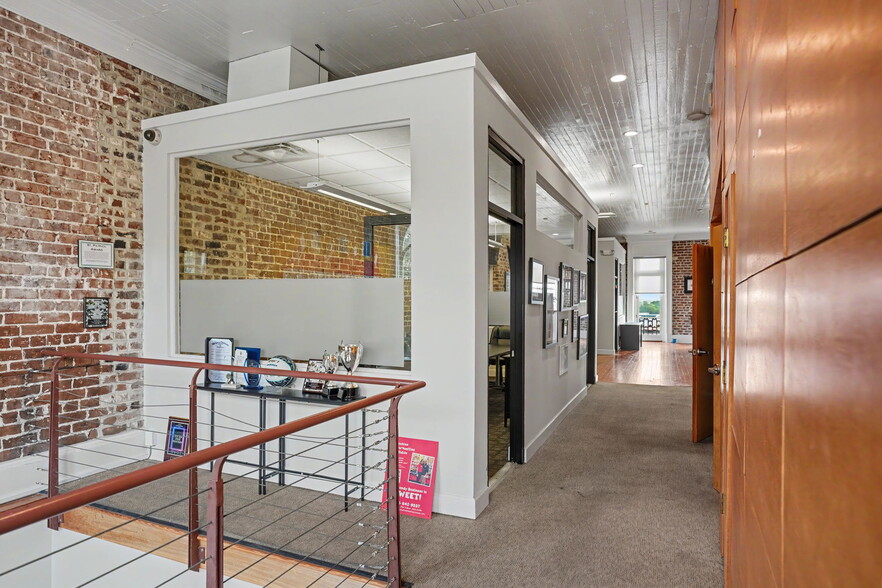 More Photos Of 12 E Bay St, Savannah Storefront Retail Office For Lease