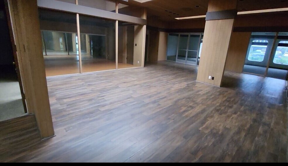 More Photos Of 13903-13921 Artesia Blvd, Cerritos Flex For Lease