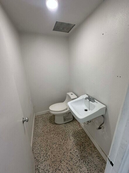 More Photos Of 2249 Ringling Blvd, Sarasota General Retail For Lease