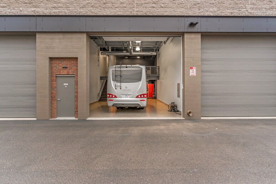 More Photos Of 15032 N 74th St, Scottsdale Showroom For Sale