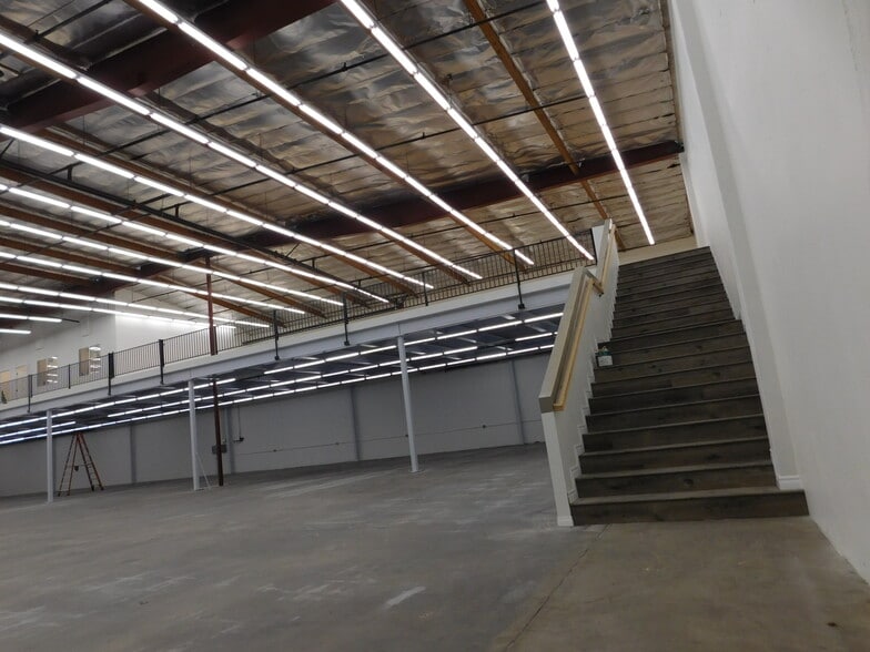 More Photos Of 365 E Jefferson Blvd, Los Angeles Warehouse For Lease