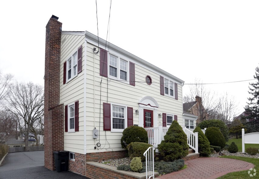 More Photos Of 242 Main St, Madison Office For Lease