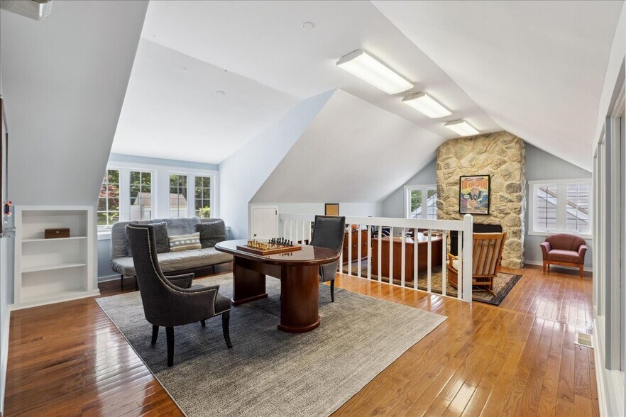 More Photos Of 10 Mystic Ln, Malvern Loft Creative Space For Sale