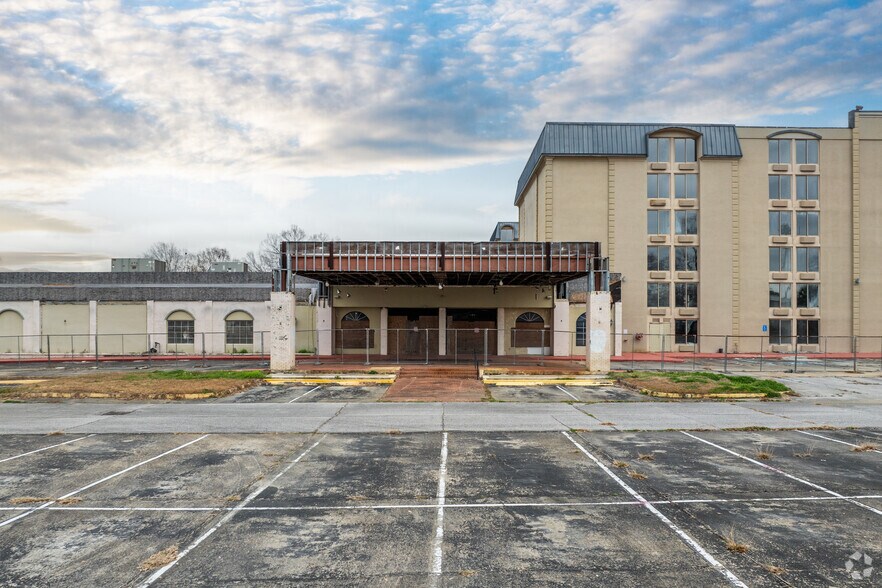 More Photos Of 1801 W Pinhook Rd, Lafayette Hotel For Sale